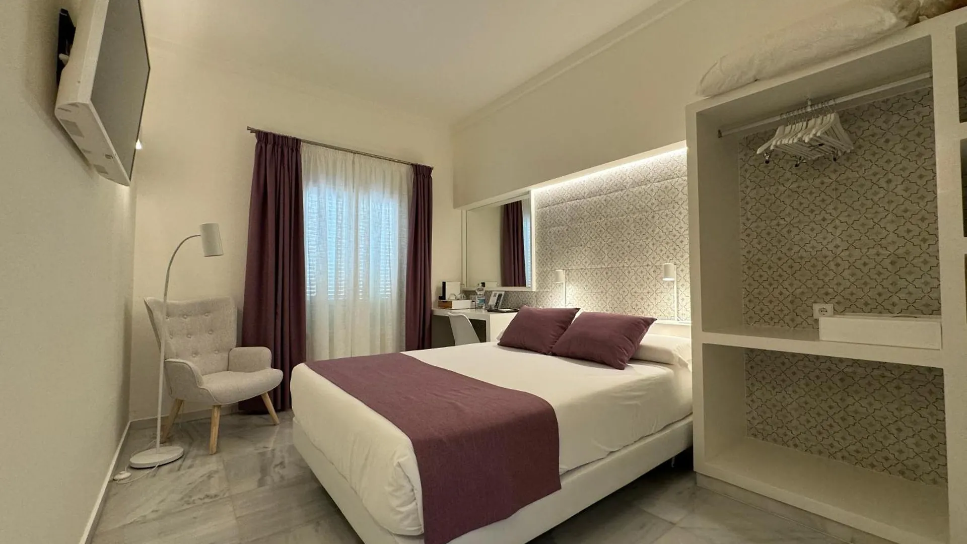 Hotel Plaza Cavana Nerja 3*,