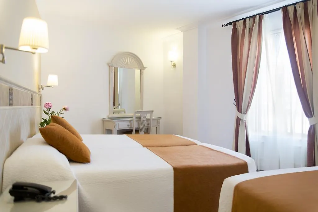 Hotel Plaza Cavana Nerja 3*,